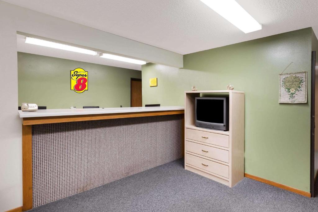 Super 8 by Wyndham Estherville - Image 8