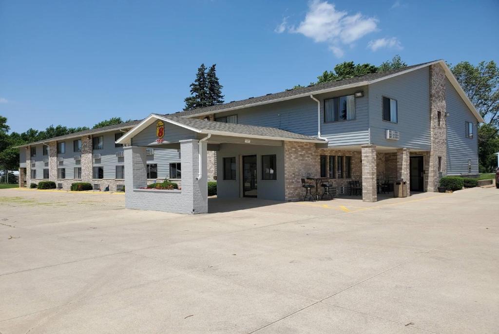 Super 8 by Wyndham Estherville - Image 5