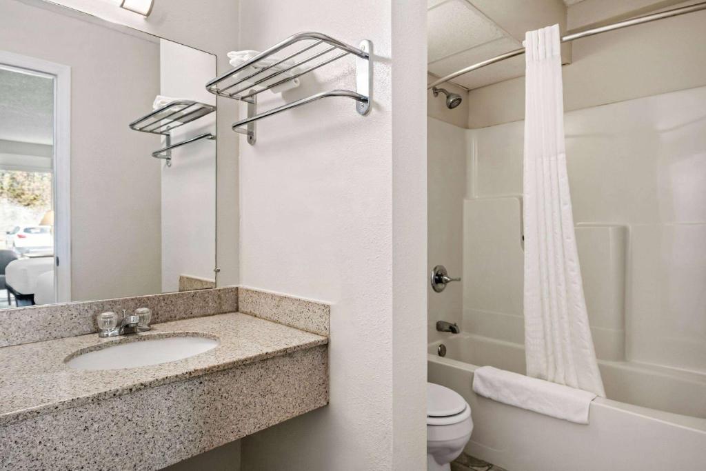 Days Inn by Wyndham Dubuque