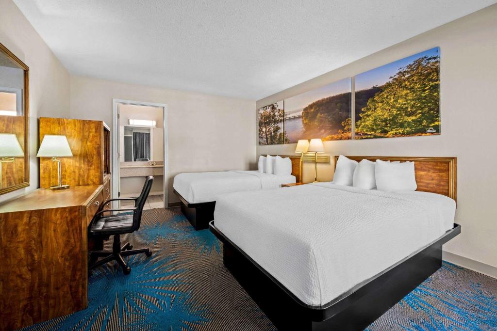 Days Inn by Wyndham Dubuque - Image 8