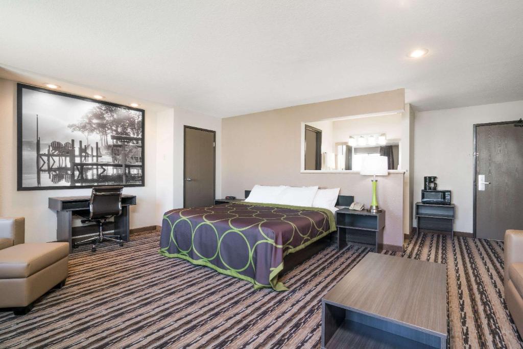 Super 8 by Wyndham Spirit Lake/Okoboji - Image 7