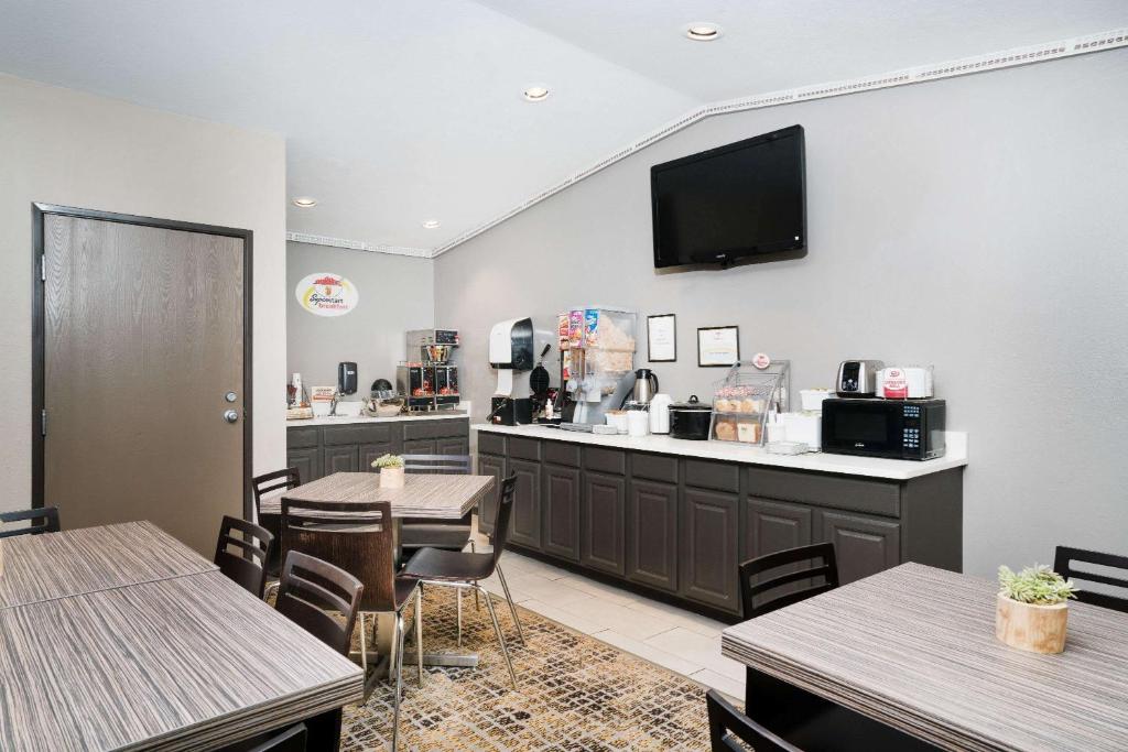 Super 8 by Wyndham Spirit Lake/Okoboji - Image 4