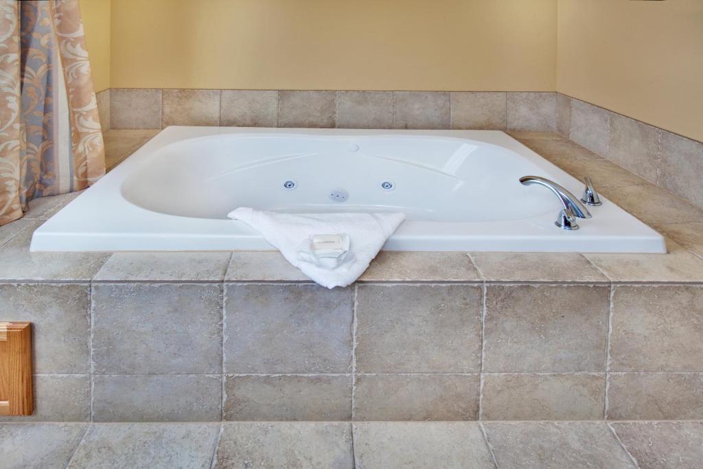 Holiday Inn Express Hotel & Suites Council Bluffs - Convention Center Area by IHG