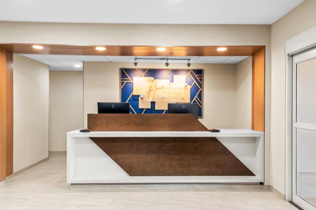 Holiday Inn Express Hotel & Suites Council Bluffs - Convention Center Area by IHG - Image 7