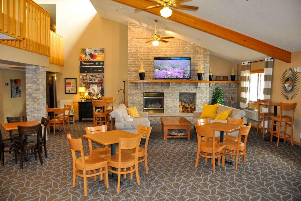 AmericInn by Wyndham Clear Lake - Image 6