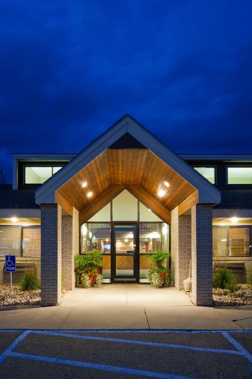 AmericInn by Wyndham Clear Lake - Image 7