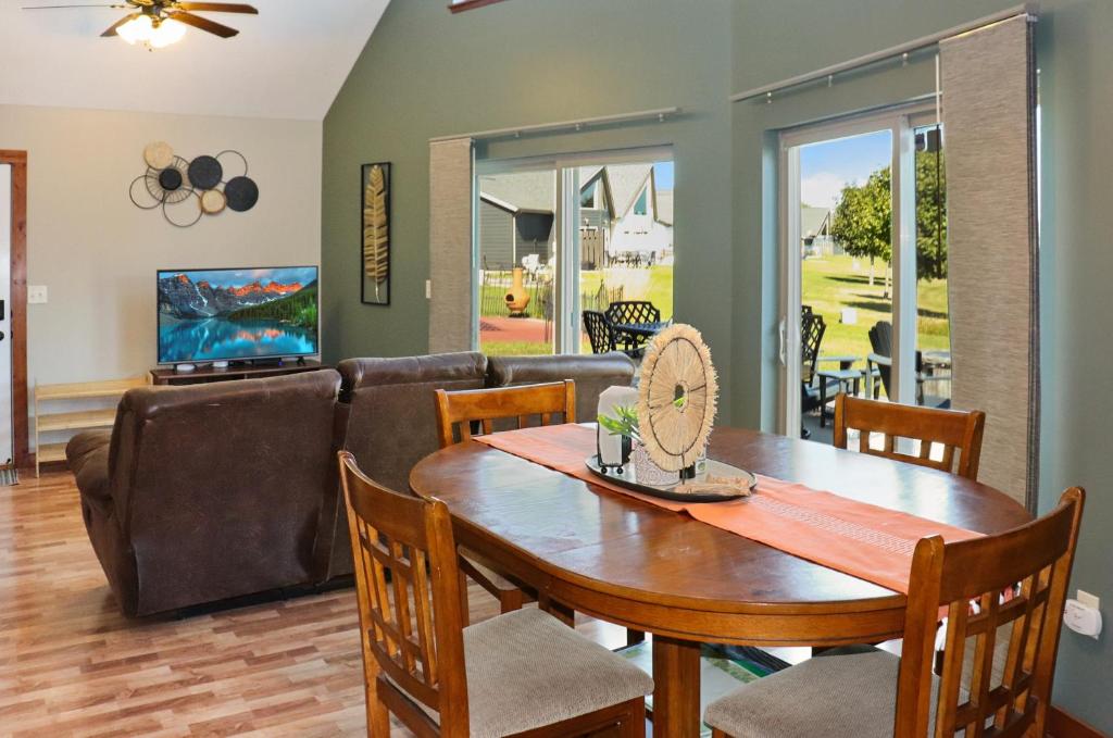 BOHO Bungalow on the Pond w/ Hot Tub - Image 8