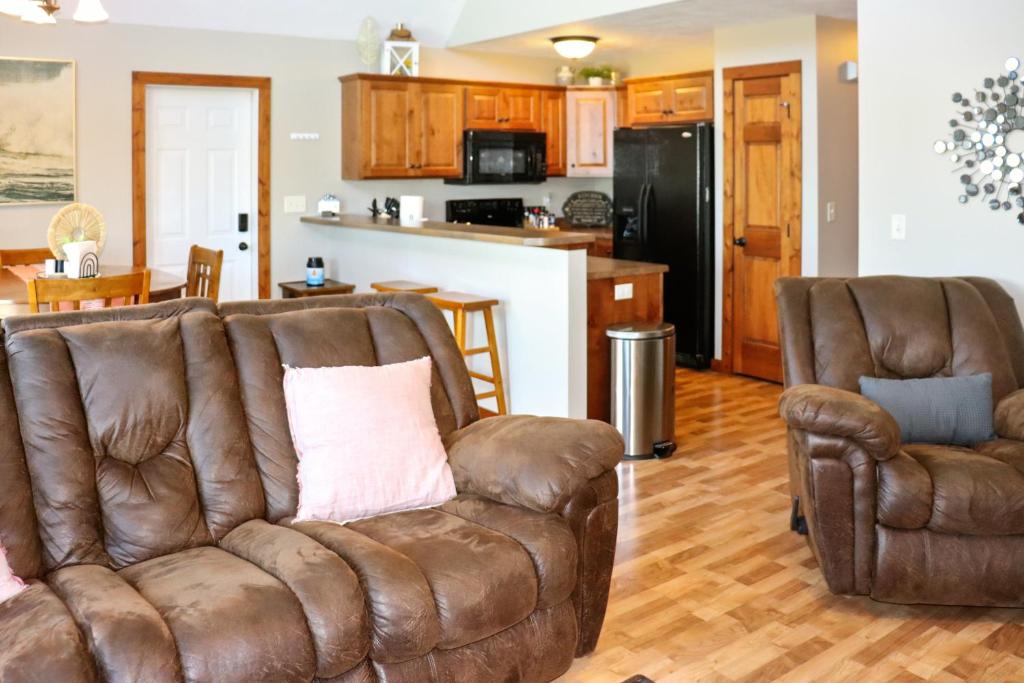 BOHO Bungalow on the Pond w/ Hot Tub - Image 7