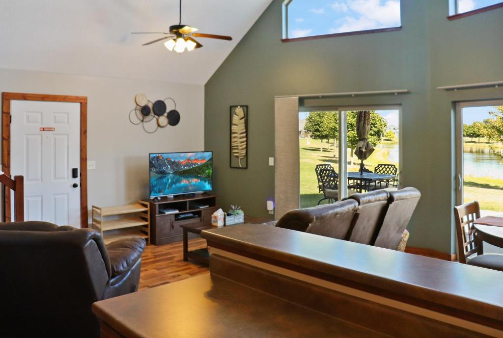 BOHO Bungalow on the Pond w/ Hot Tub - Image 5