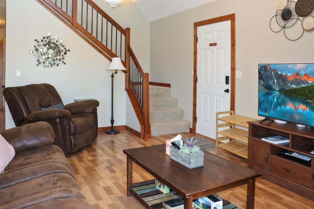 BOHO Bungalow on the Pond w/ Hot Tub - Image 6