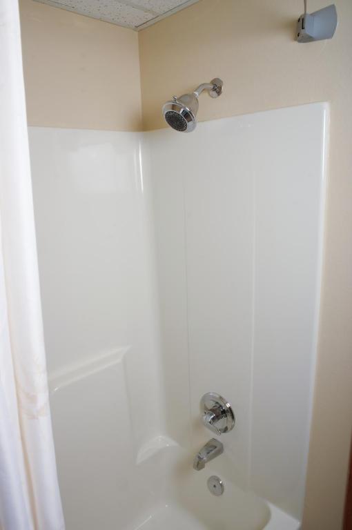 DUTCH INN AND SUITES - Image 8