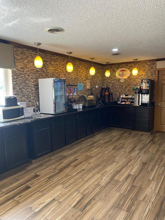 Super 8 by Wyndham New Hampton - Image 5