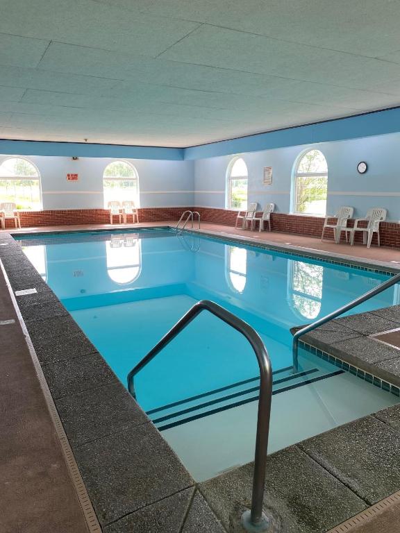 Super 8 by Wyndham New Hampton - Image 4