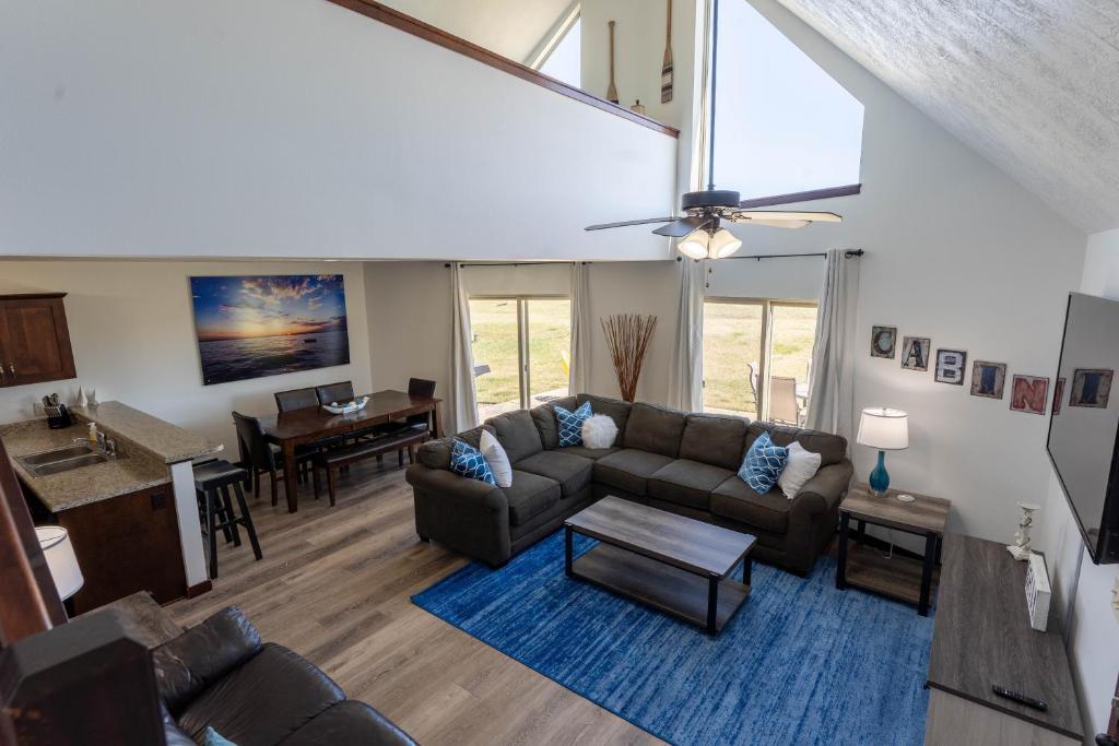 Fun House #265 w Water Park & Golf Cart