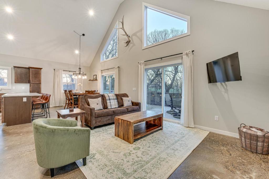 Hot Tub, Water Access Cabin Near Lake Red Rock! - Image 4