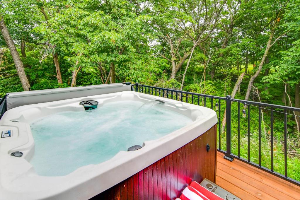 Hot Tub, Water Access Cabin Near Lake Red Rock!
