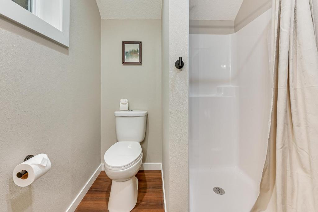 Hot Tub, Water Access Cabin Near Lake Red Rock! - Image 8