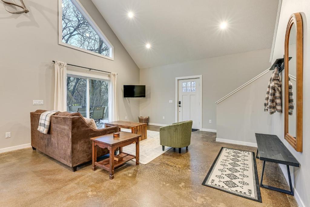 Hot Tub, Water Access Cabin Near Lake Red Rock! - Image 5