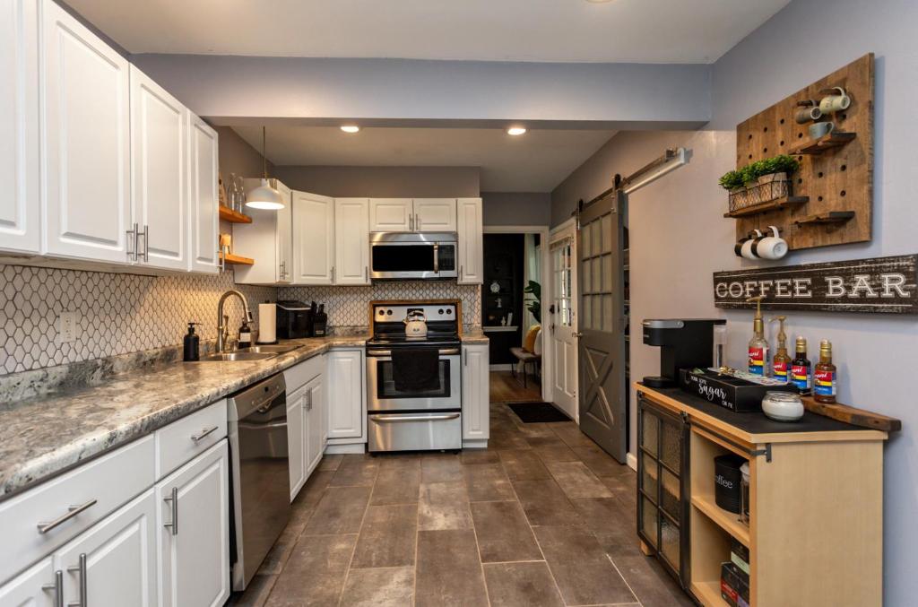 Near Drake/Downtown packed w/Amenities - Hot Tub - Movie Theater - Image 4