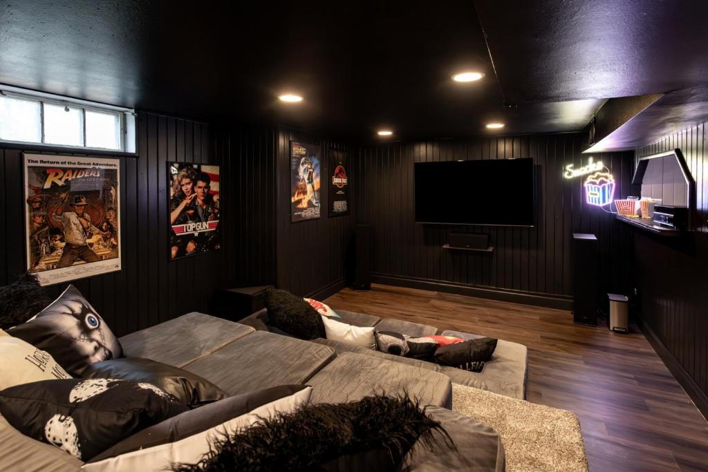 Near Drake/Downtown packed w/Amenities - Hot Tub - Movie Theater - Image 5