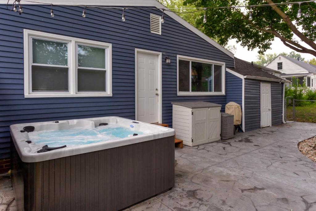 Hot Tub (Jacuzzi) - Photo 4