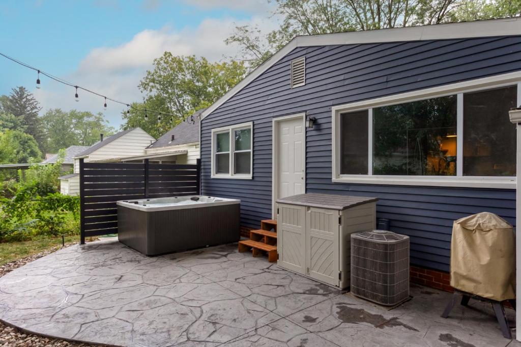 Hot Tub (Jacuzzi) - Photo 3