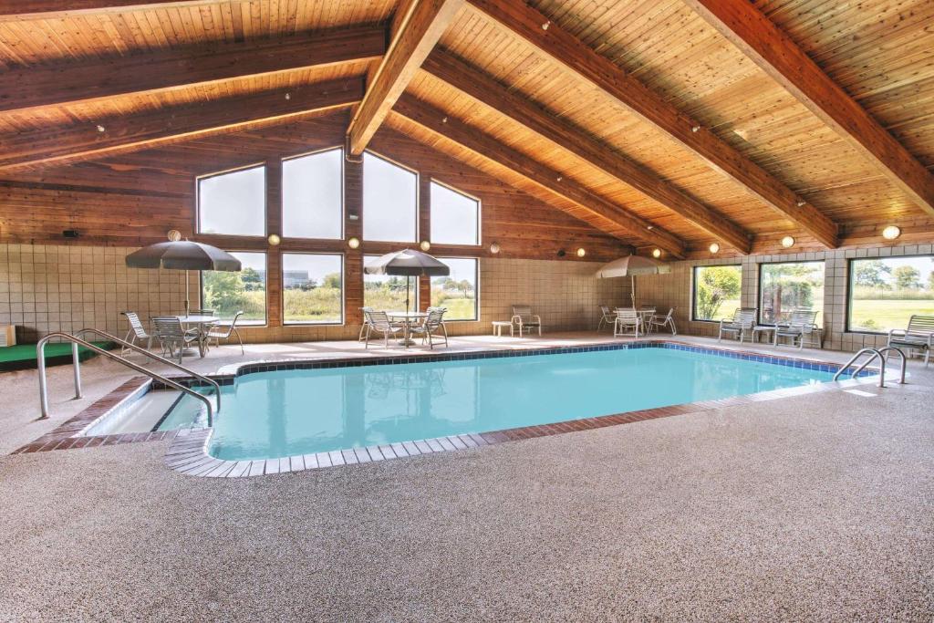 Super 8 by Wyndham Davenport - Image 4