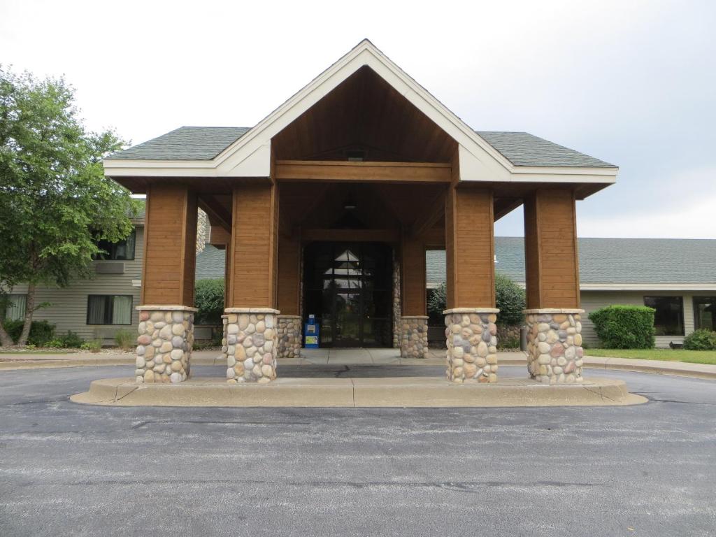 Super 8 by Wyndham Davenport - Image 7