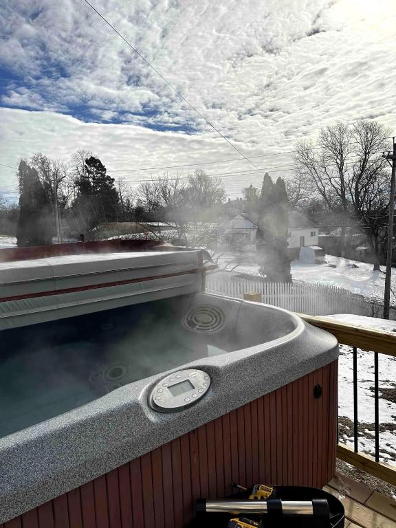 Hot Tub (Jacuzzi) - Photo 2