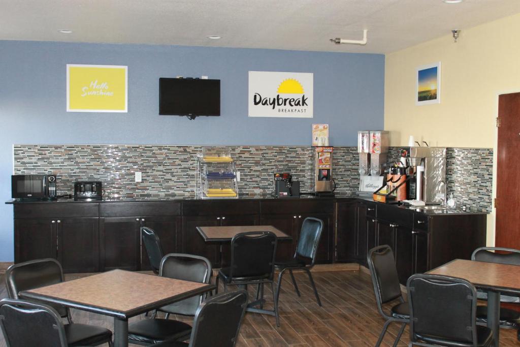 Days Inn by Wyndham Walcott Davenport - Image 8