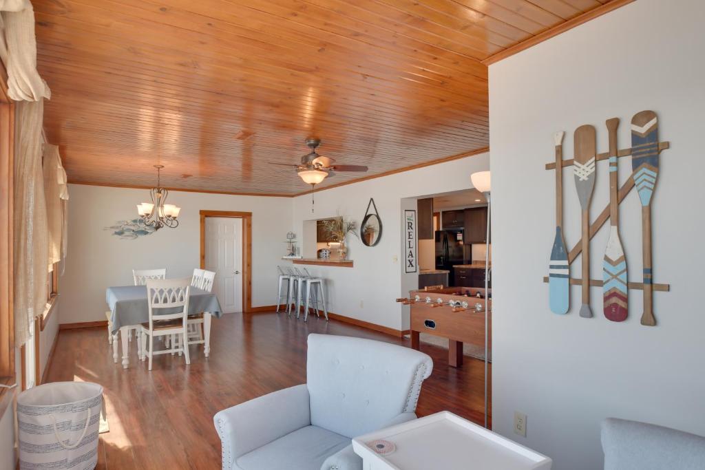 Steps to Mississippi River Hot Tub Haven! - Image 4