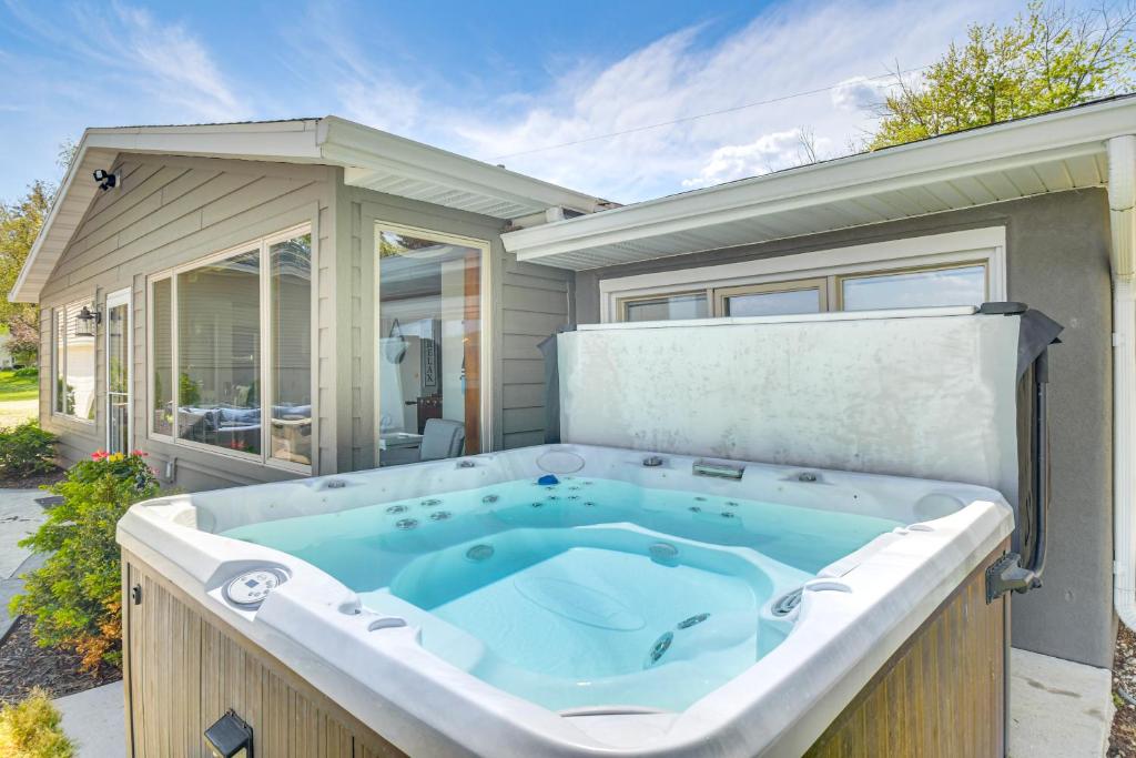 Hot Tub (Jacuzzi) - Photo 2