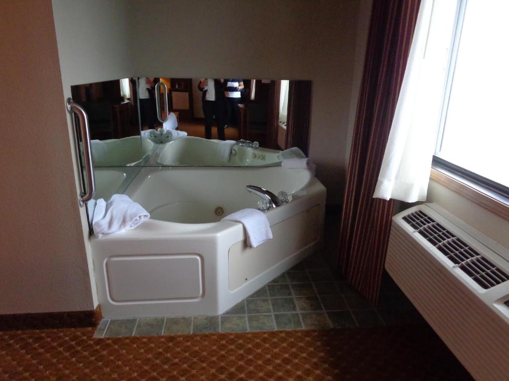 AmericInn by Wyndham Coralville