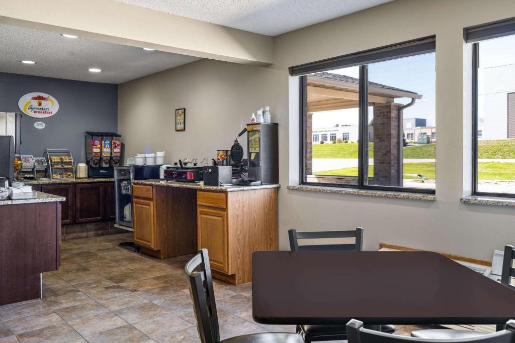 Super 8 by Wyndham Humboldt - Image 8