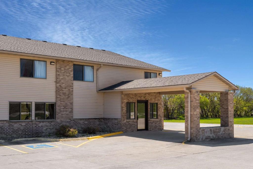 Super 8 by Wyndham Humboldt - Image 4