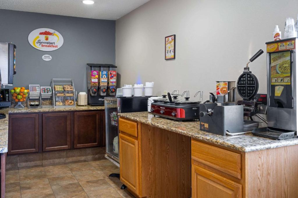 Super 8 by Wyndham Humboldt - Image 7