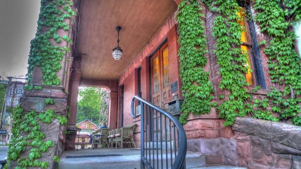 The Redstone Inn and Suites - Image 8