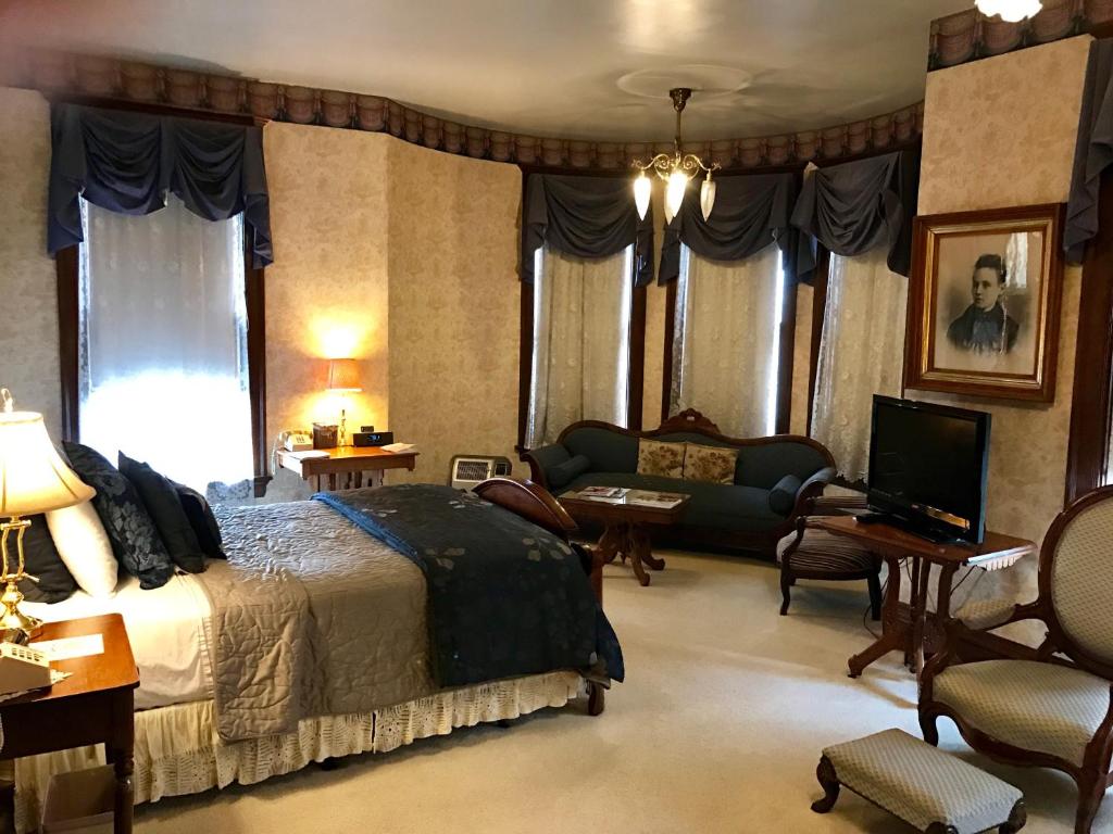 The Redstone Inn and Suites - Image 7