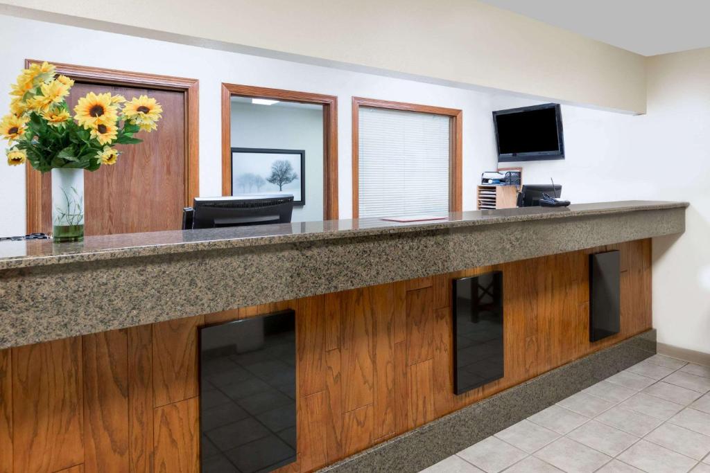Days Inn & Suites by Wyndham Des Moines Airport - Image 7