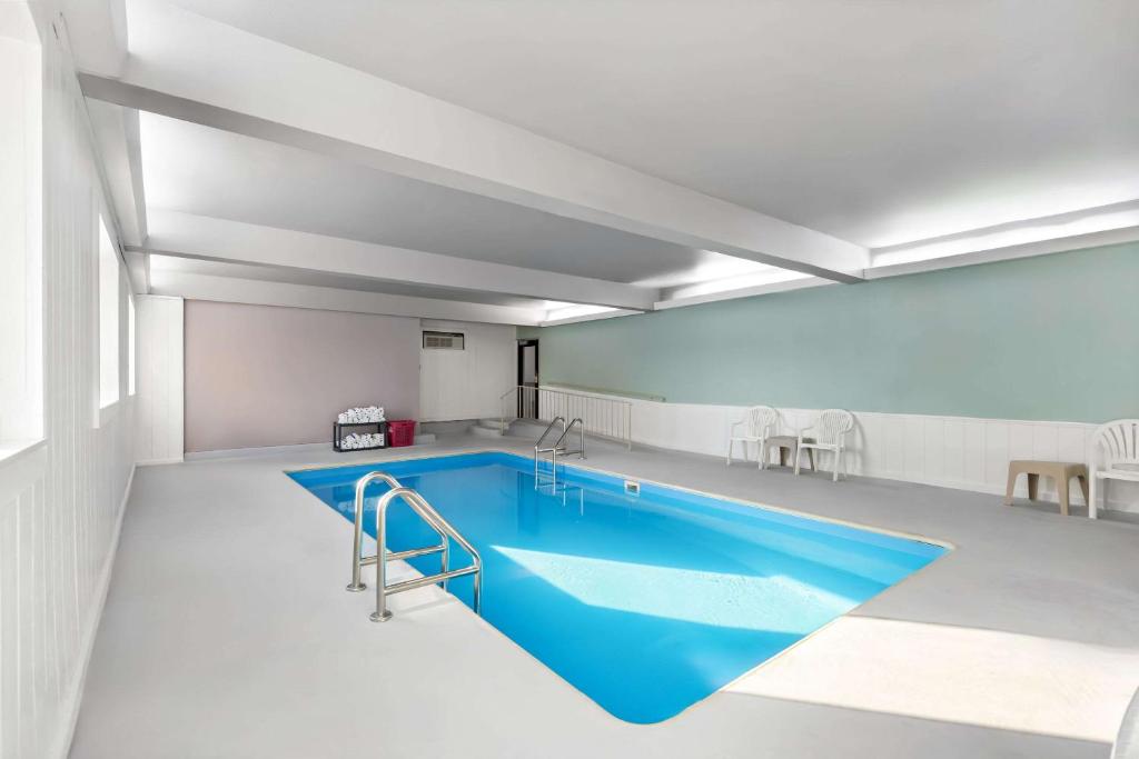 Comfort Inn & Suites - Image 4