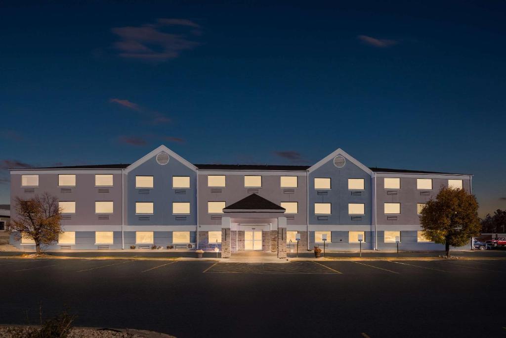 Comfort Inn & Suites - Image 7