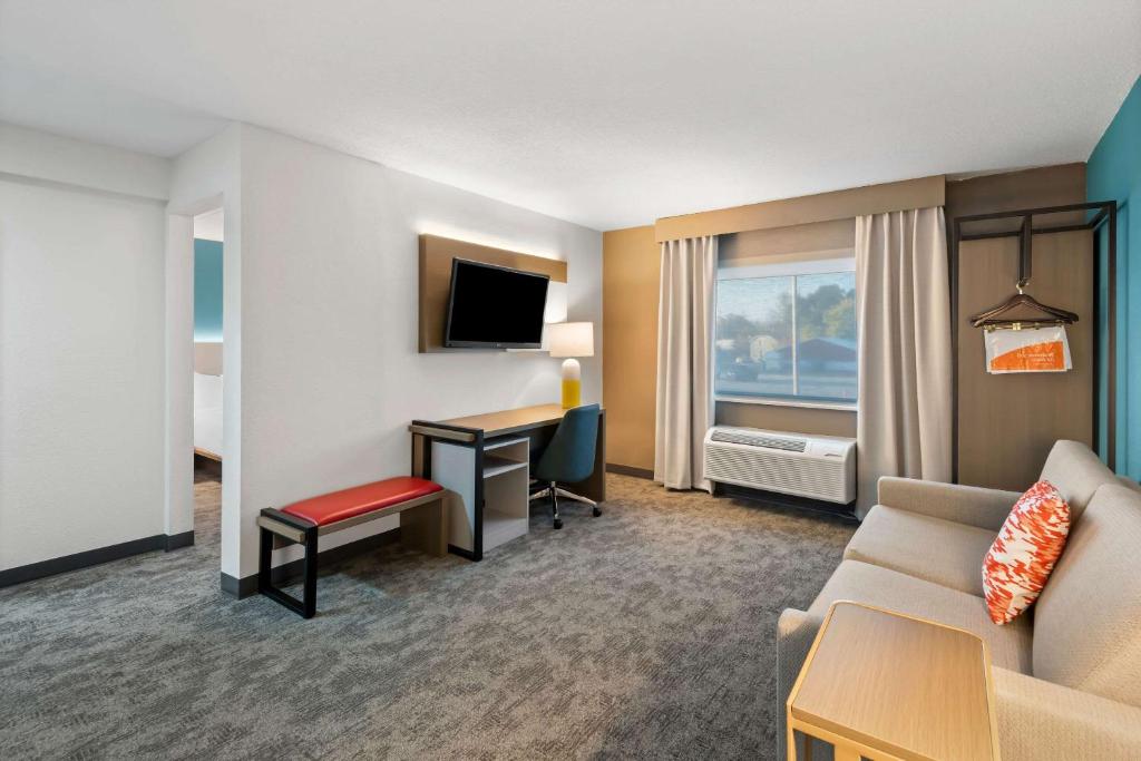 Comfort Inn & Suites - Image 6