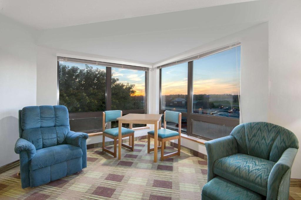 Super 8 by Wyndham Toledo - Image 4