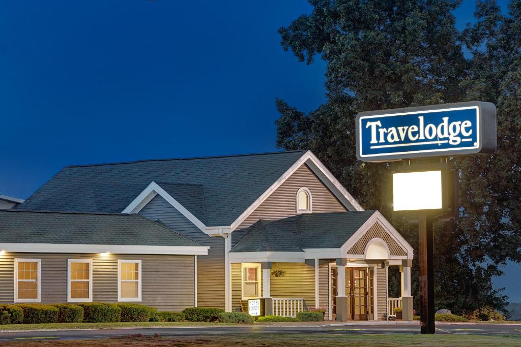 Travelodge by Wyndham Iowa City - Image 7