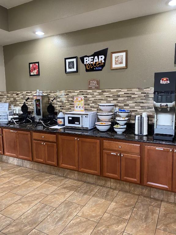 Travelodge by Wyndham Iowa City - Image 5