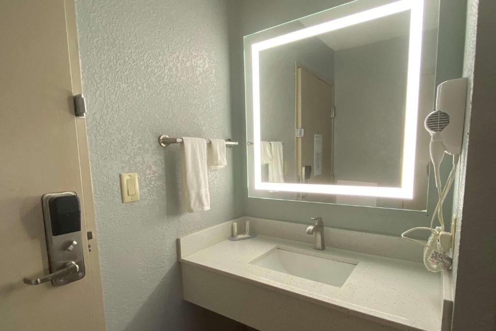 AmericInn by Wyndham Williamsburg - Image 5