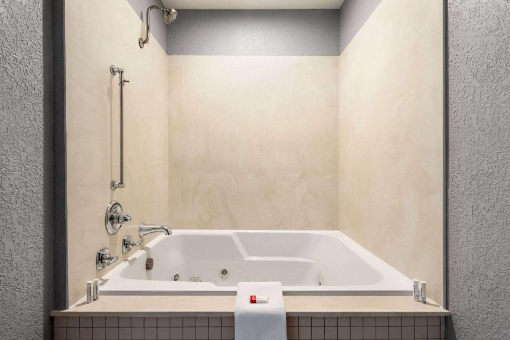 Hot Tub (Jacuzzi) - Photo 2