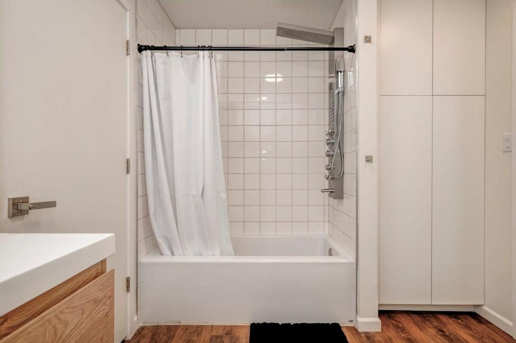 Lakefront Retreat~Hot Tub~Game Room~Fire Pit~ BBQ