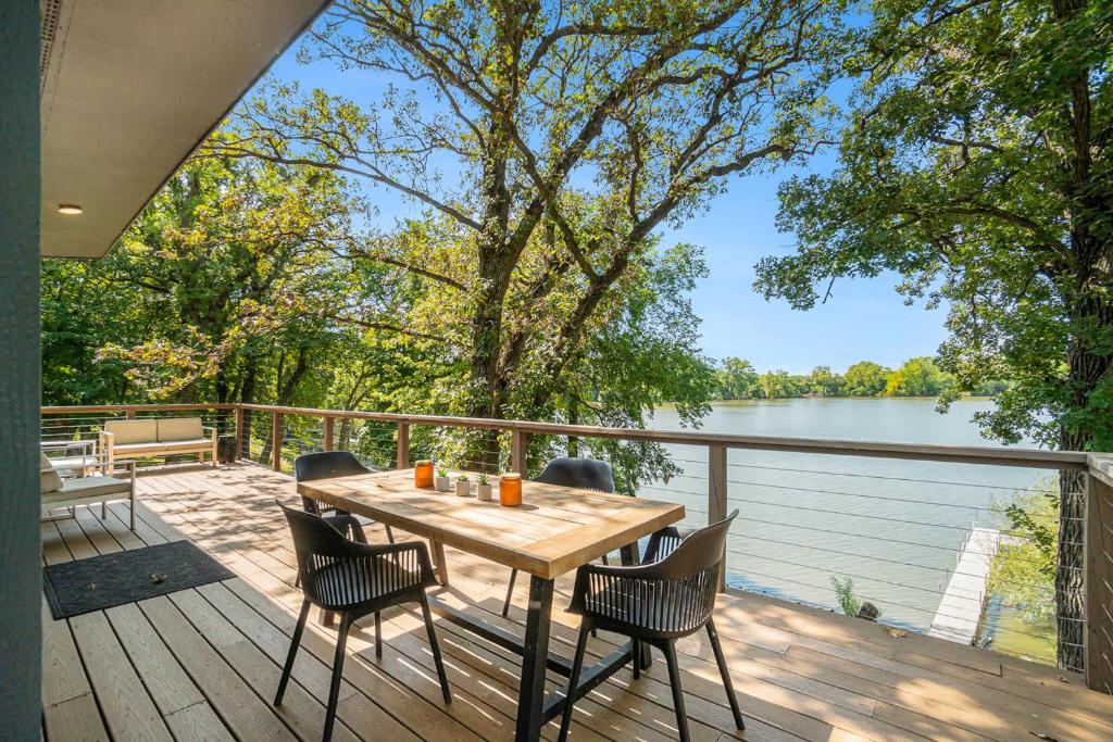 Lakefront Retreat~Hot Tub~Game Room~Fire Pit~ BBQ