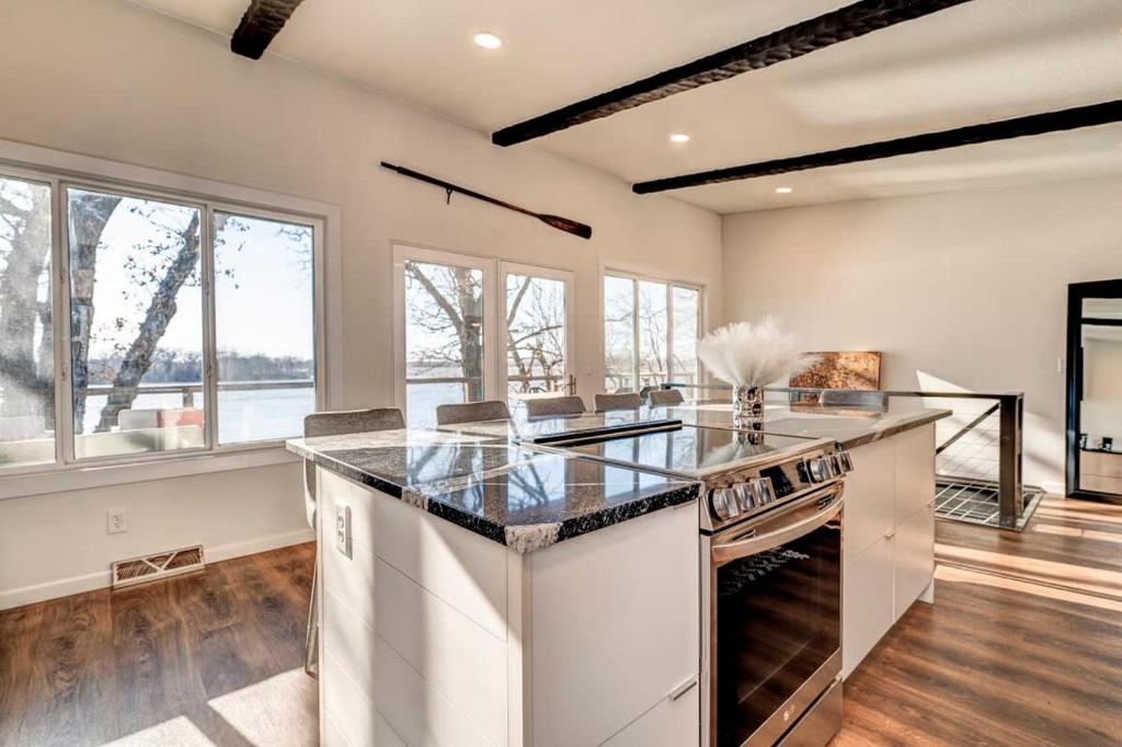 Lakefront Retreat~Hot Tub~Game Room~Fire Pit~ BBQ - Image 4